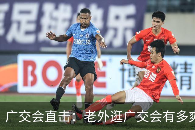 广交会直击：老外逛广交会有多爽快？美元现钞下单，机器人产品当场开箱提走！